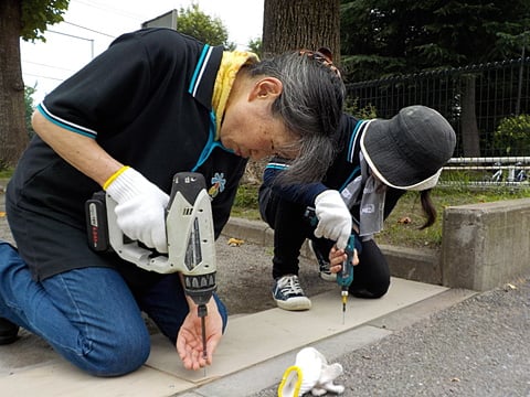 板を打ち付けています！