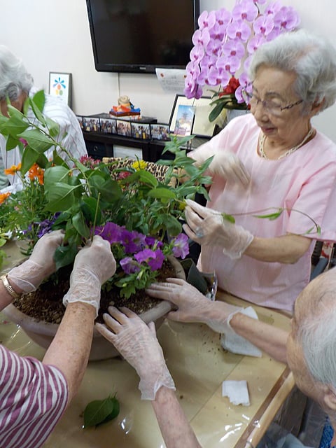 みなさんで寄せ植えをしました！