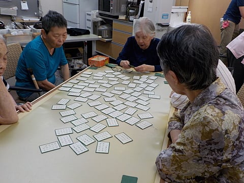 百人一首、集中しています！