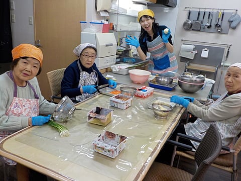 笑顔で昼食作ってます♪