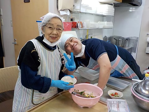 笑顔で昼食作ってます♪