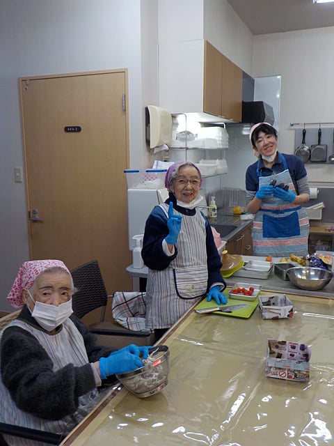 笑顔で昼食作ってます！