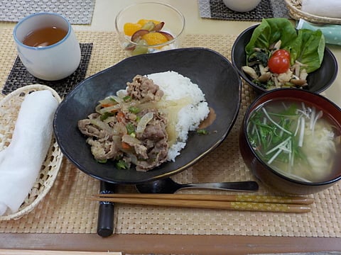 だんち特製、彩り牛丼です♪