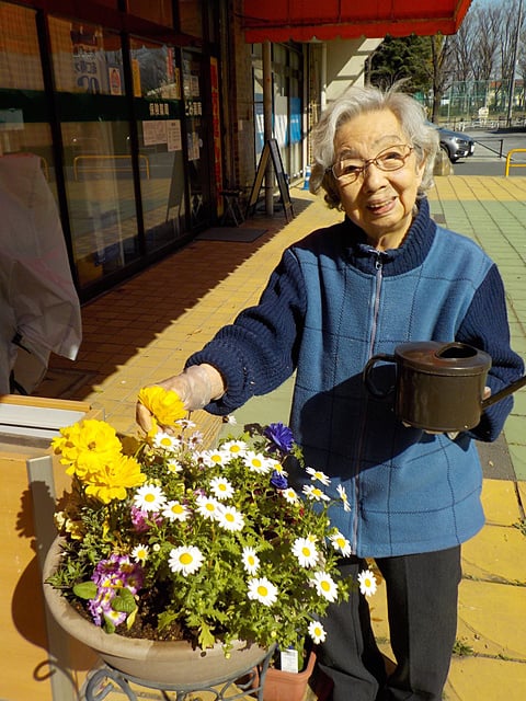 お花の手入れを行いました♪