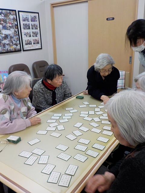 午後は百人一首で楽しみました！