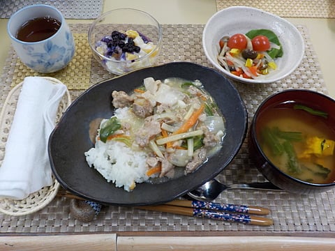 だんち特製、豚肉と白菜のトロトロあんかけ丼です！