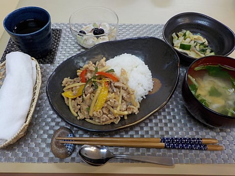 だんち特製「チンジャーロース丼」です♪