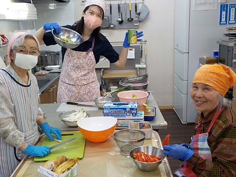 笑顔で昼食作ってます♪