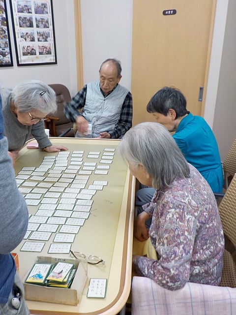 午後は百人一首で楽しみました！