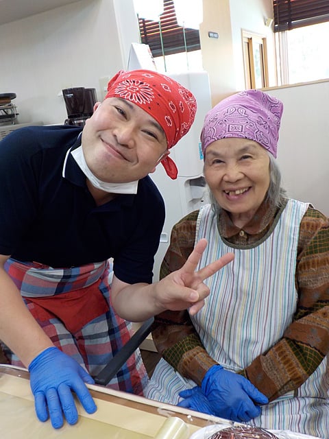 笑顔で昼食作ってます♪