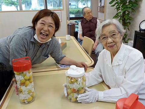 皆さんで梅ジュースを作りました♪