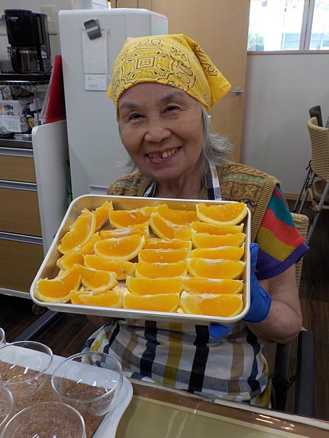 笑顔で昼食作ってます♪