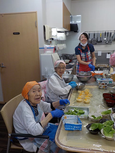 笑顔で昼食作ってます♪