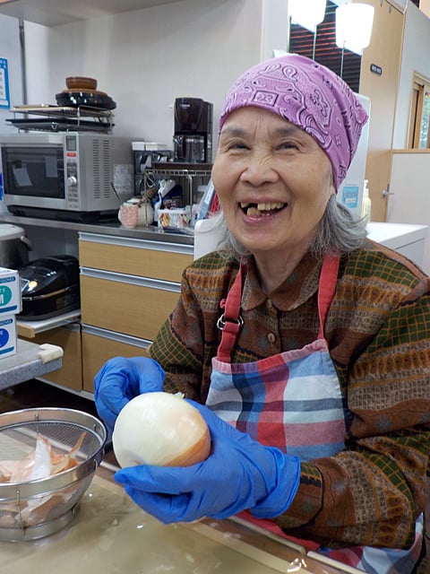 笑顔で昼食作ってます♪