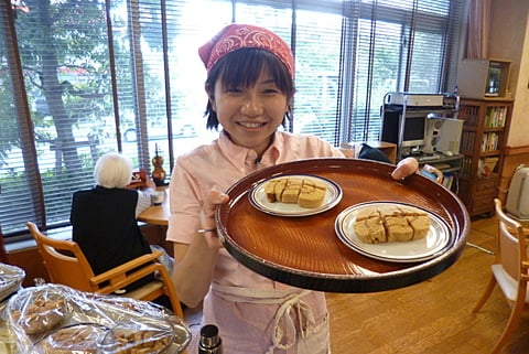 職員神谷がお茶菓子をお届けします♪