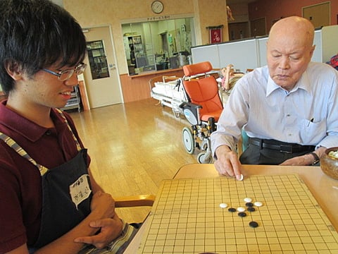 実習生さんと囲碁を楽しまれています！